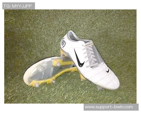 耐克T90碎钉足球鞋助你在球场上展现卓越技术与无与伦比的控制力