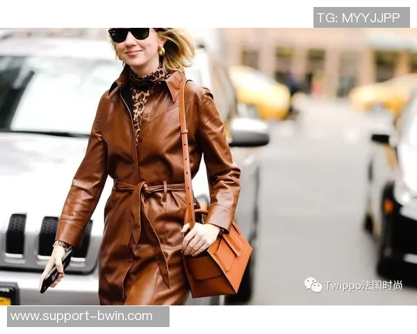 足球围巾的多种系法图解与技巧分享让你轻松掌握时尚搭配秘诀