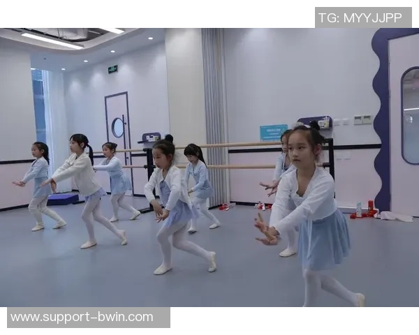 足球宝贝小班舞蹈的魅力展现与儿童成长的完美结合 足球宝贝小班舞蹈的魅力展现与儿童成长的完美结合